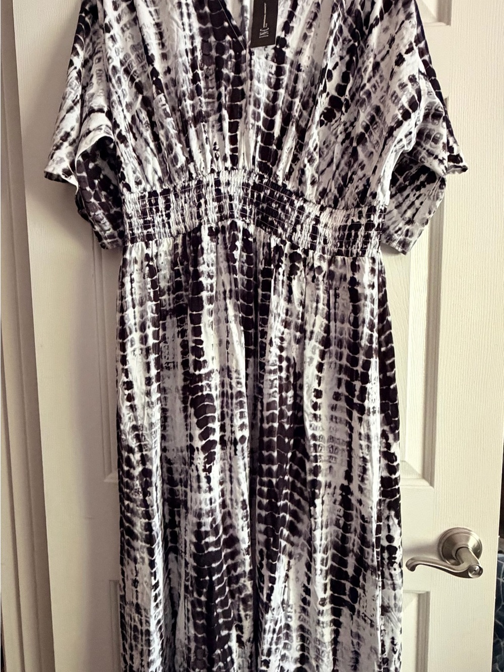 INC International Concepts Black & White Abstract Tie-Dye V-Neck Dress - Picture 4 of 6